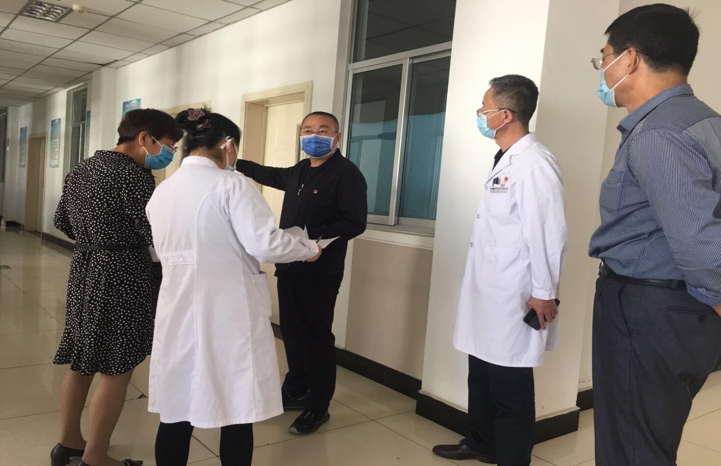青海省卫健委领导和专家来我院督导检查基因扩增实验室改建工作